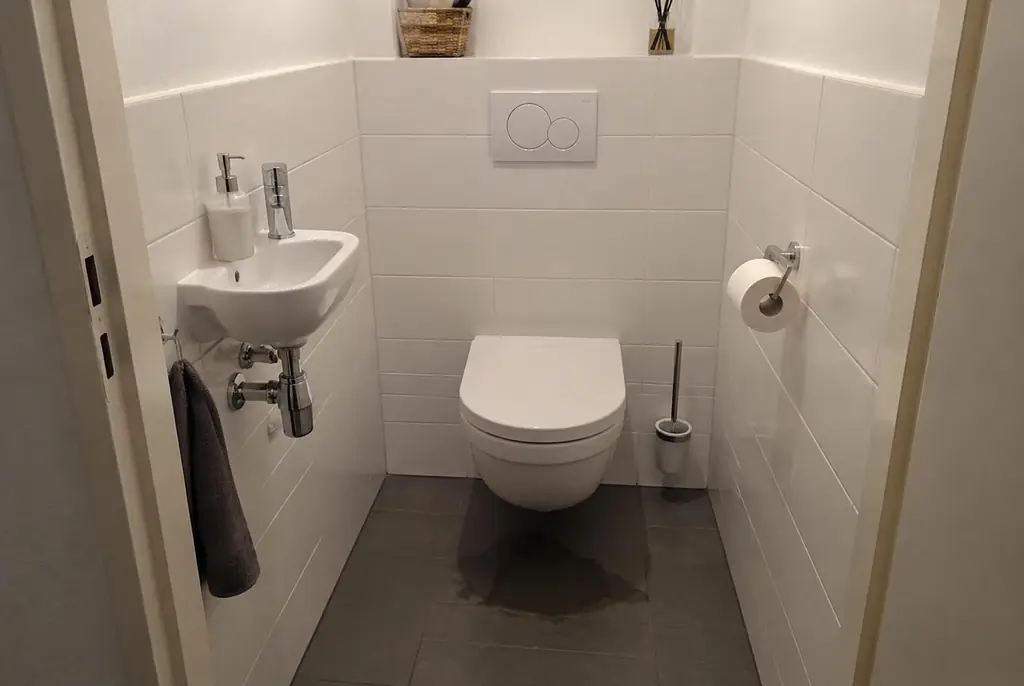 Lekdetectie Veenendaal – natte vloer bij een toilet