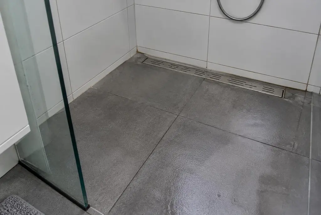 Lekdetectie Veenendaal – lekkende inloopdouche met natte voegen