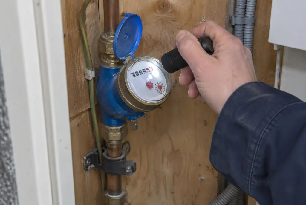 Lekdetectie Veenendaal – watermeter in de meterkast controleren met een zaklamp